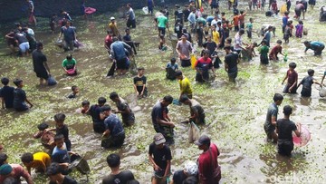 Warga Klaten Ikuti Tradisi Buka Tetek
