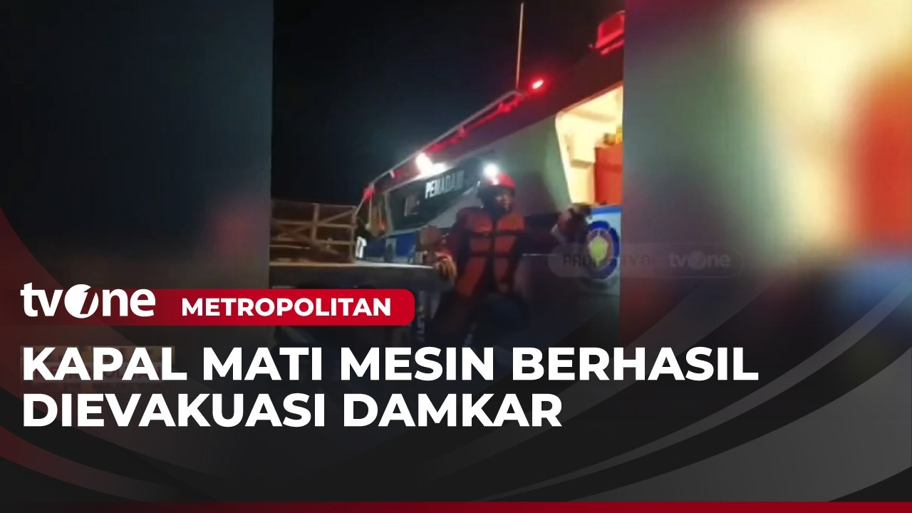 Damkar Evakuasi 8 Korban Kapal Mati Mesin | Metropolitan